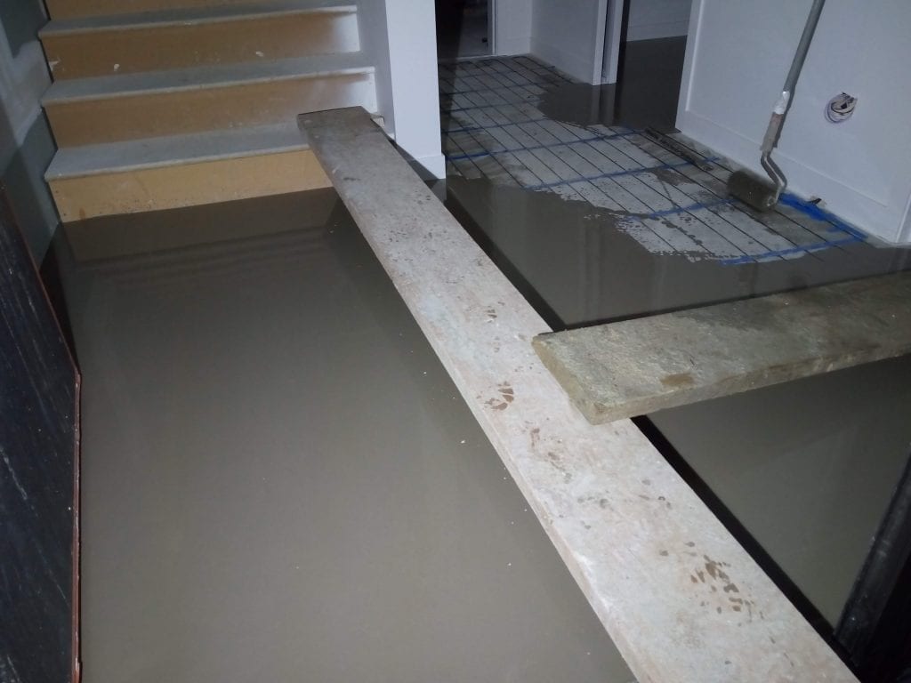 Applying leveling compound