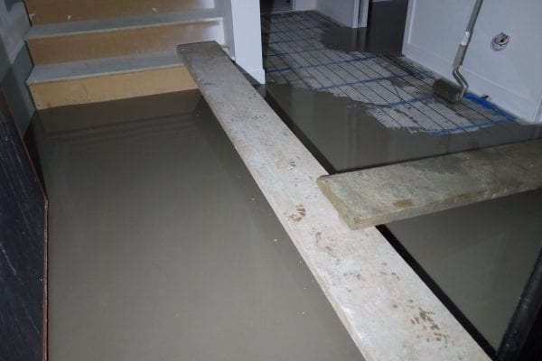Applying leveling compound