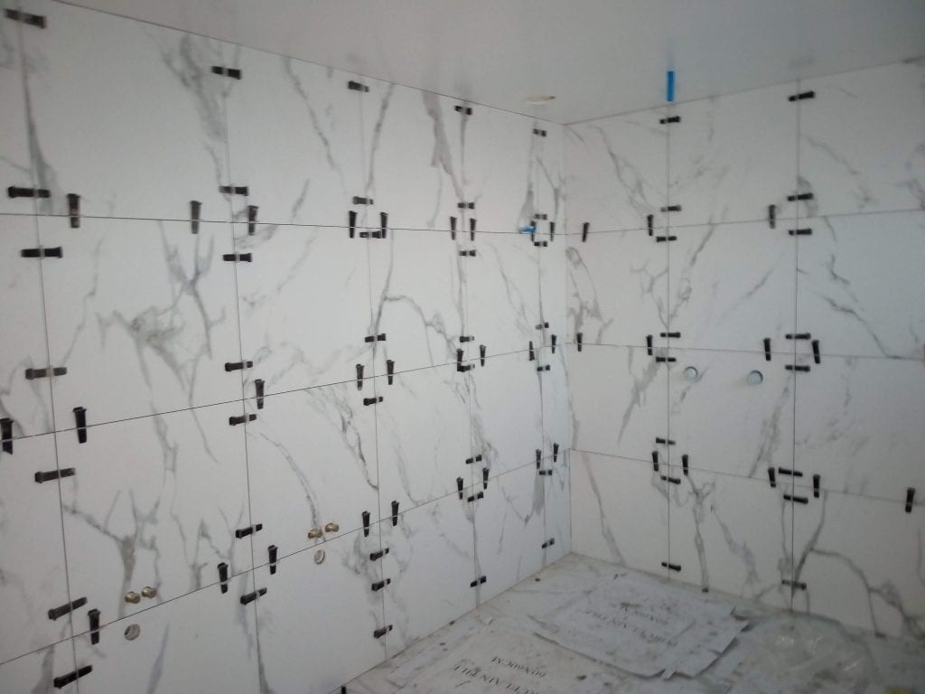 Leveling clips on tiles