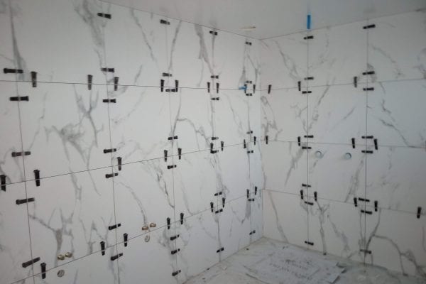 Leveling clips on tiles